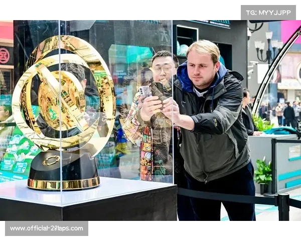 奢华与荣耀相融新世俱杯奖杯亮相蒂芙尼匠心打造象征未来体育精神 奢华与荣耀相融新世俱杯奖杯亮相蒂芙尼匠心打造象征未来体育精神